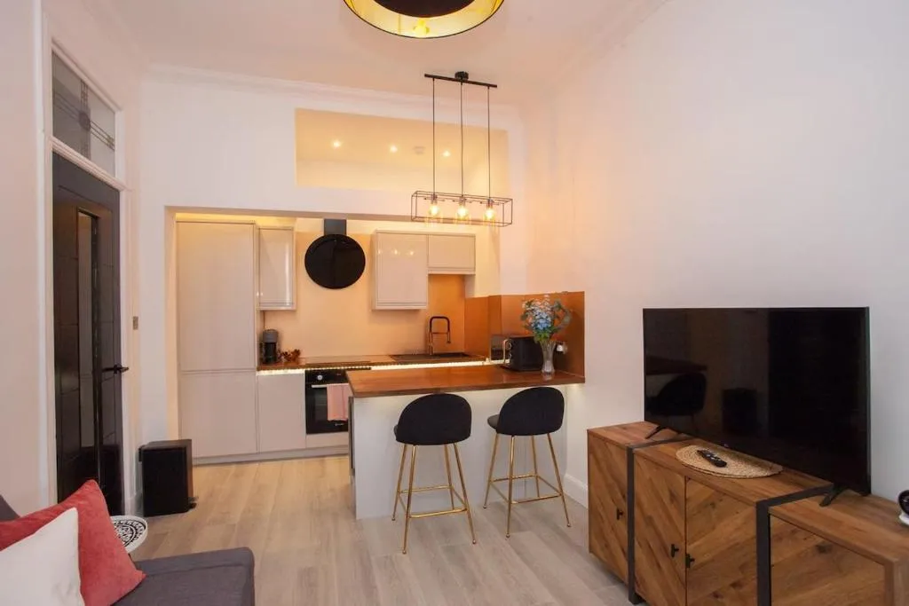 Image of Stunning Flat in West End Location