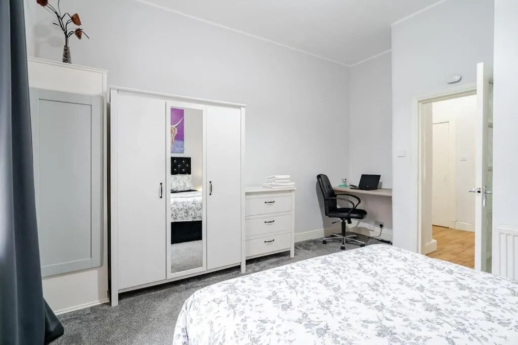 Image 4 of Stunning Ground Floor flat in Southside.