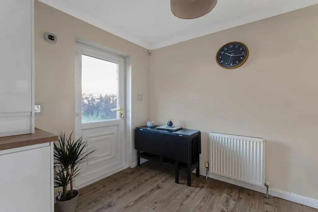 Image 2 of Stylish 2-Bed House Private Driveway