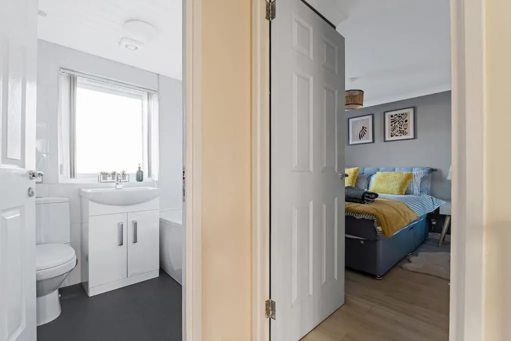 Image 3 of Stylish 2-Bed House Private Driveway