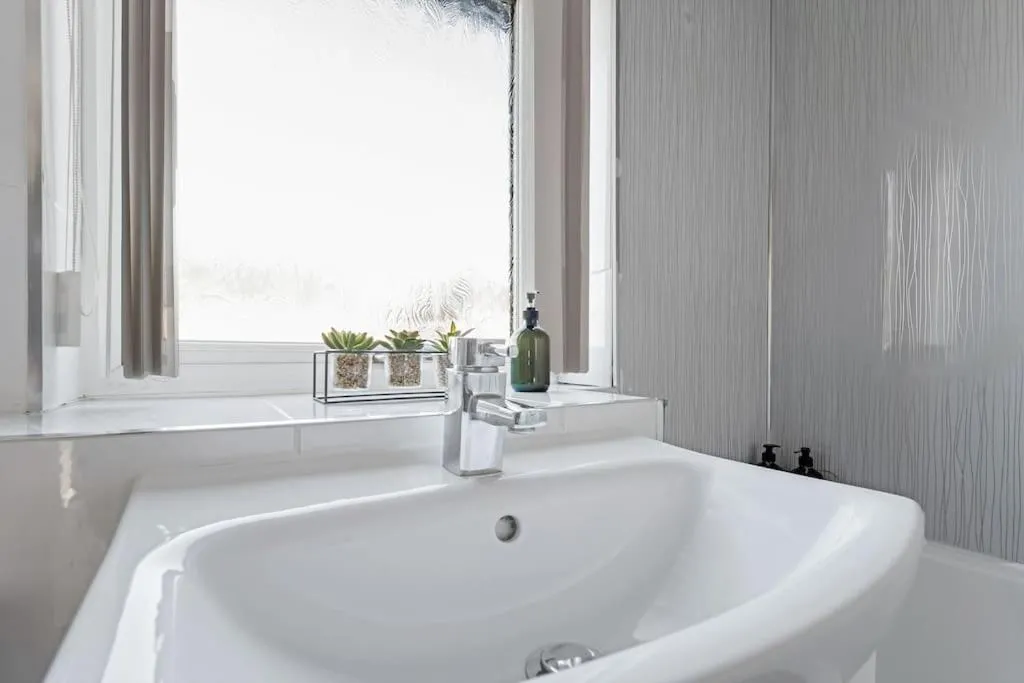 Image 6 of Stylish 2-Bed House Private Driveway