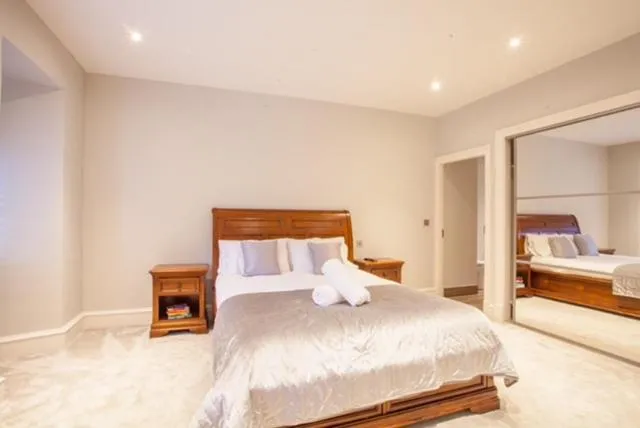Image 3 of Stylish 2 Bedroom Apartment In Park Circus, West End