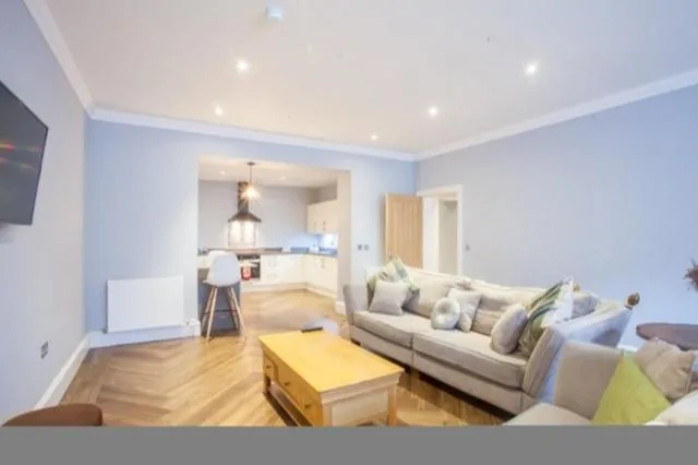 Image of Stylish 2 Bedroom Apartment In Park Circus, West End
