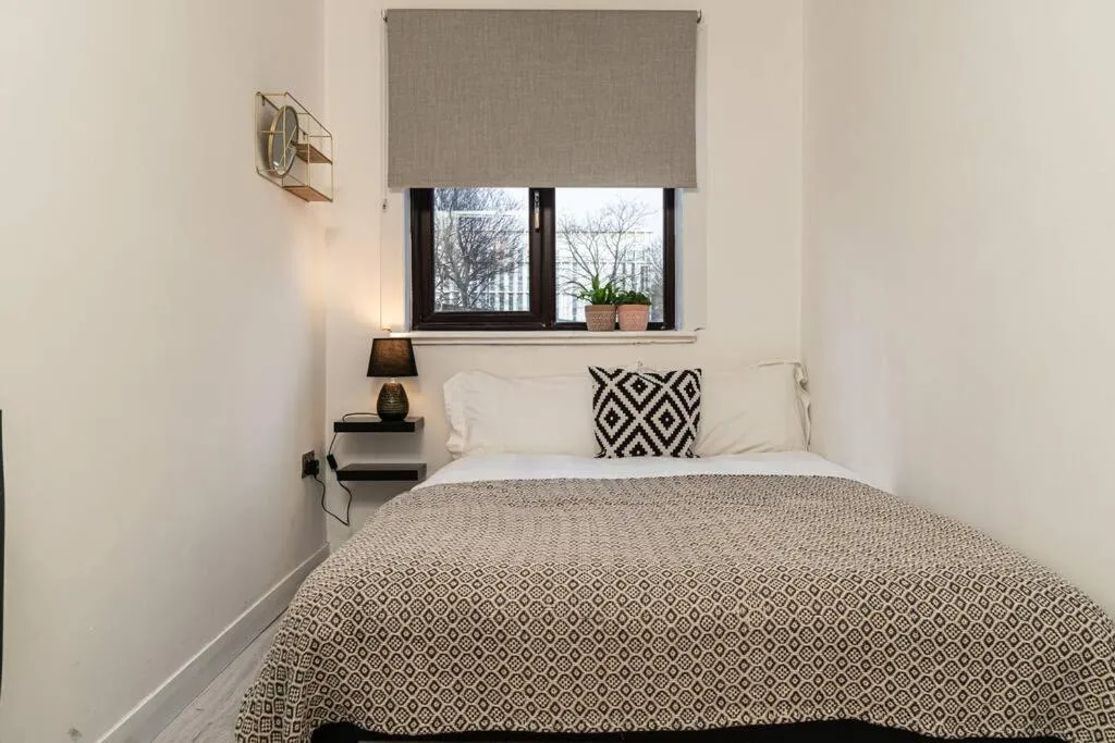 Image 4 of Stylish City Pad with Free Private Parking