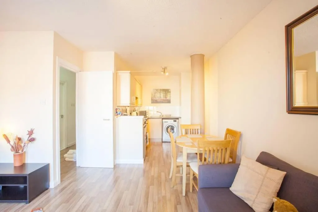 Image 2 of Stylish Merchant City Flat