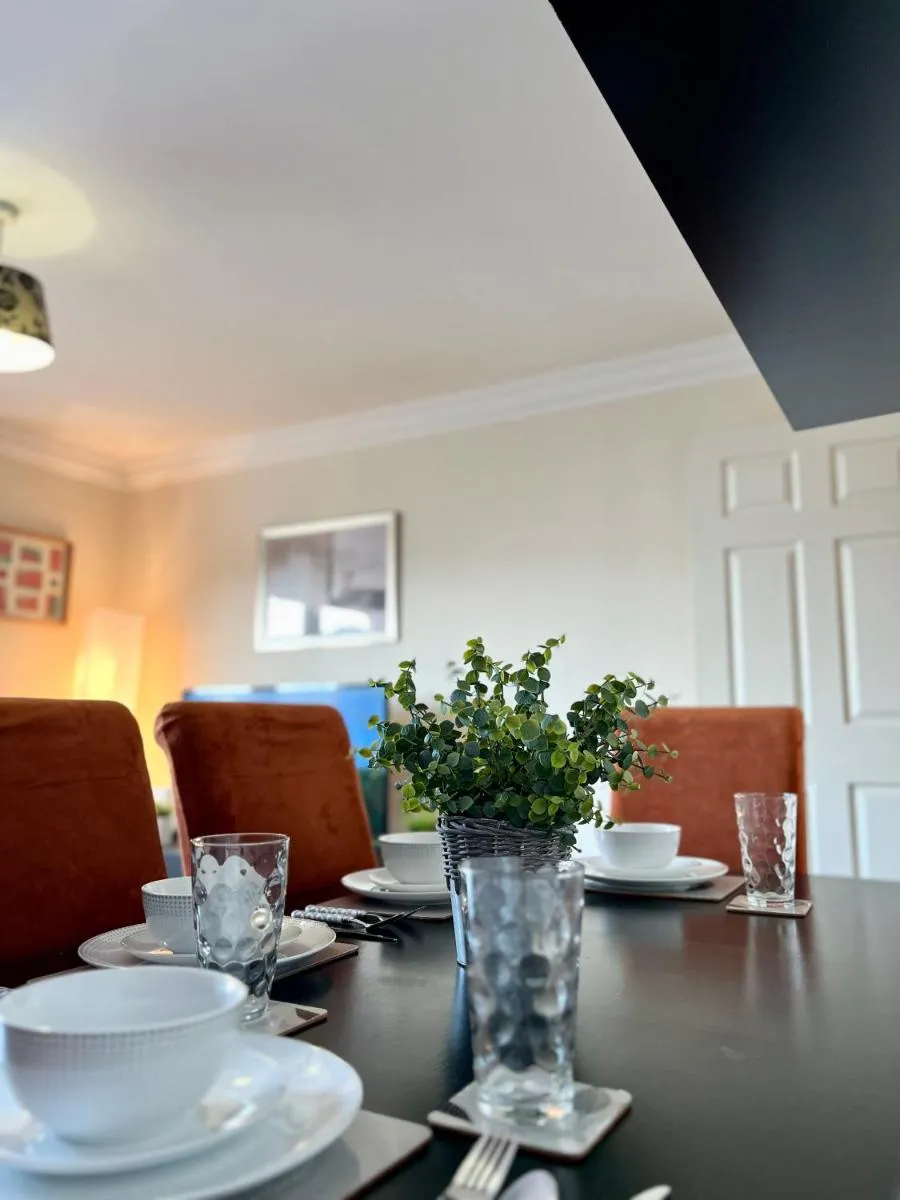 Image 6 of Stylish Modern Flat with Juliet Balcony & Parking