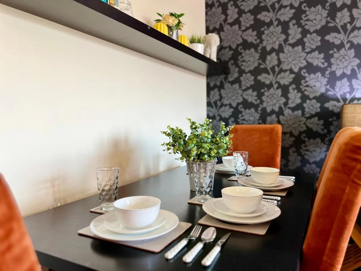 Image 2 of Stylish Modern Flat with Juliet Balcony & Parking