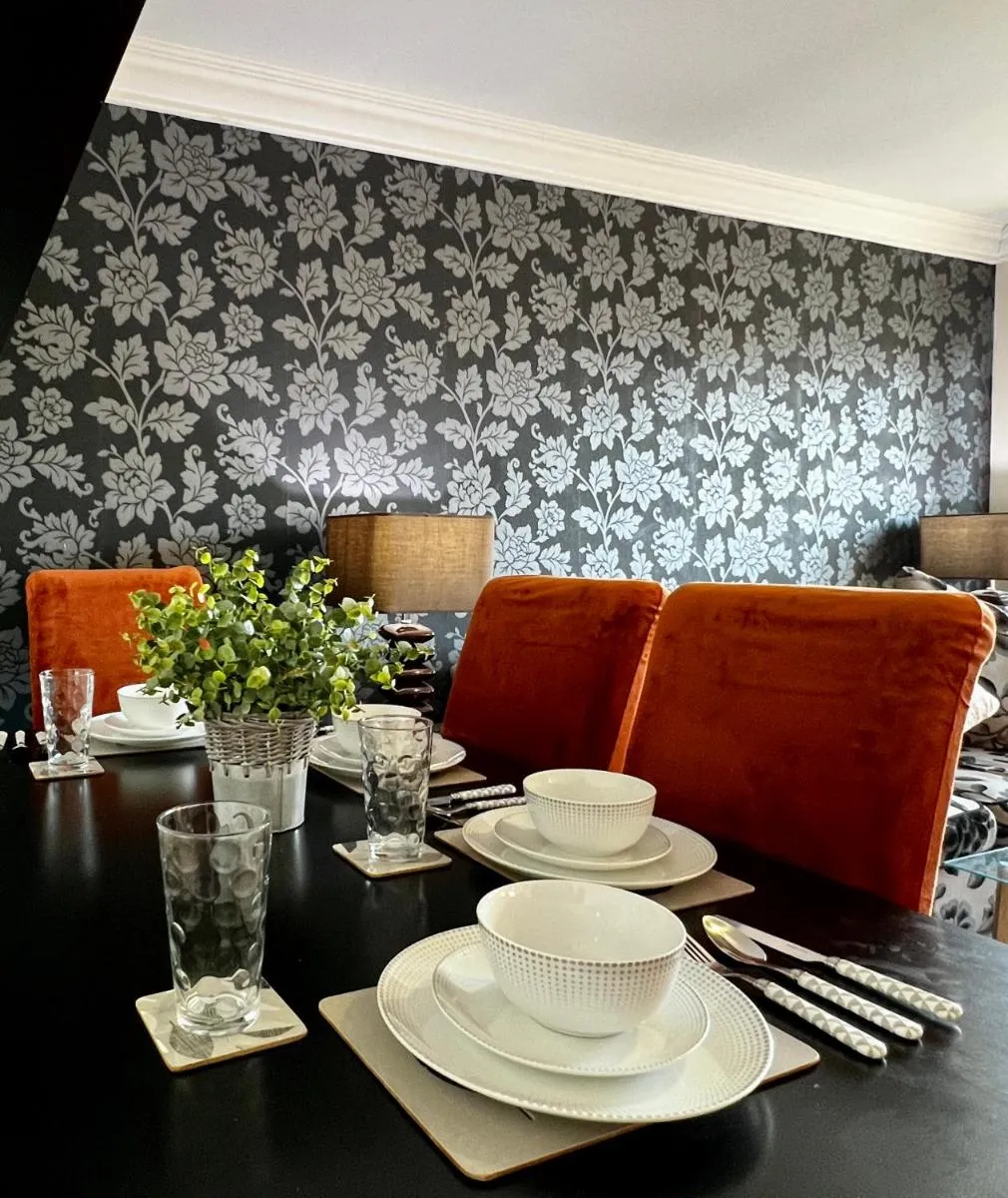 Image 5 of Stylish Modern Flat with Juliet Balcony & Parking