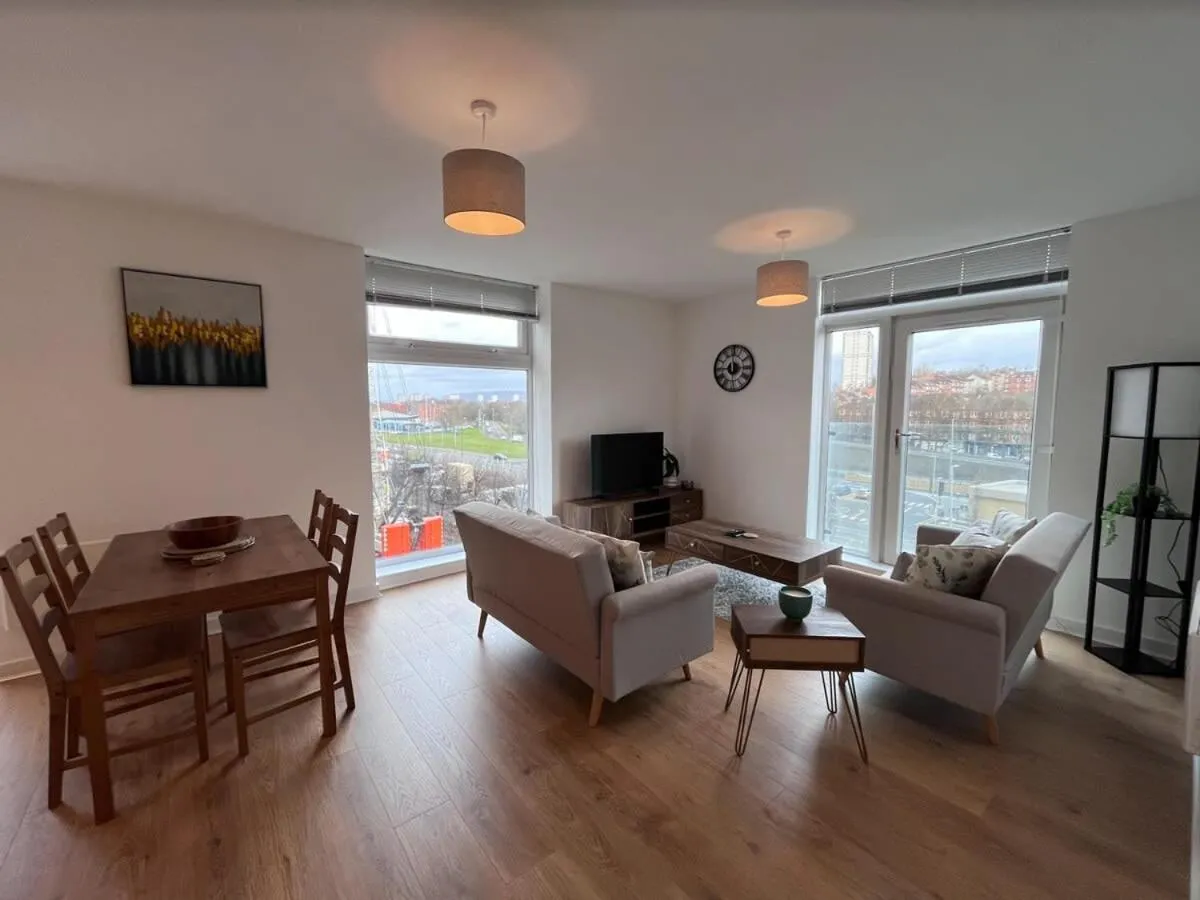 Image 3 of Stylish Newly Decorated 2 Bed