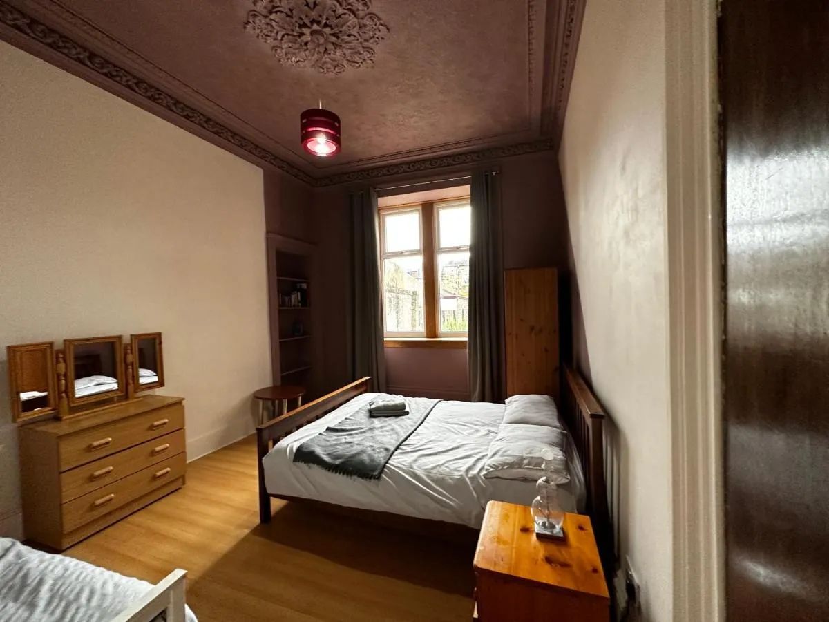 Image 3 of Traditional 5 Bedroom House Free Parking Central Glasgow Westend