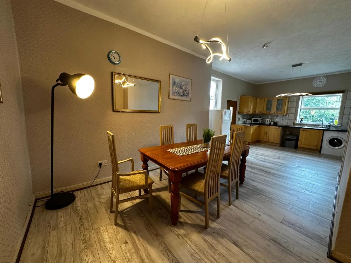 Image 5 of Traditional 5 Bedroom House Free Parking Central Glasgow Westend