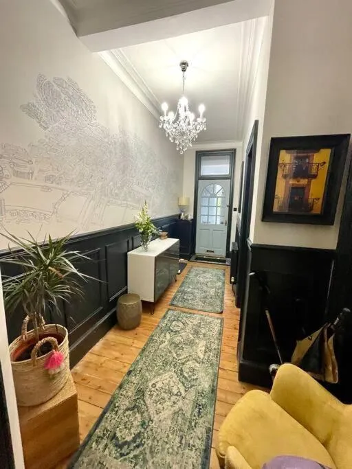 Image 6 of Traditional apt close to city centre & Hampden