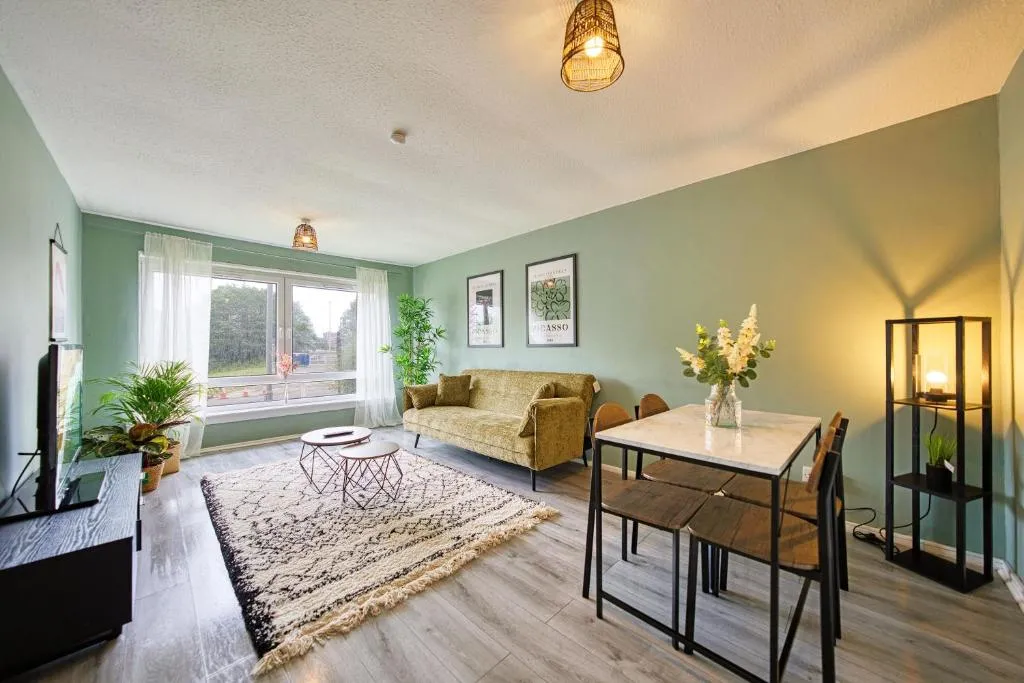 Image of 2BR City Flat Steps to Uni and Sauchiehall with Parking