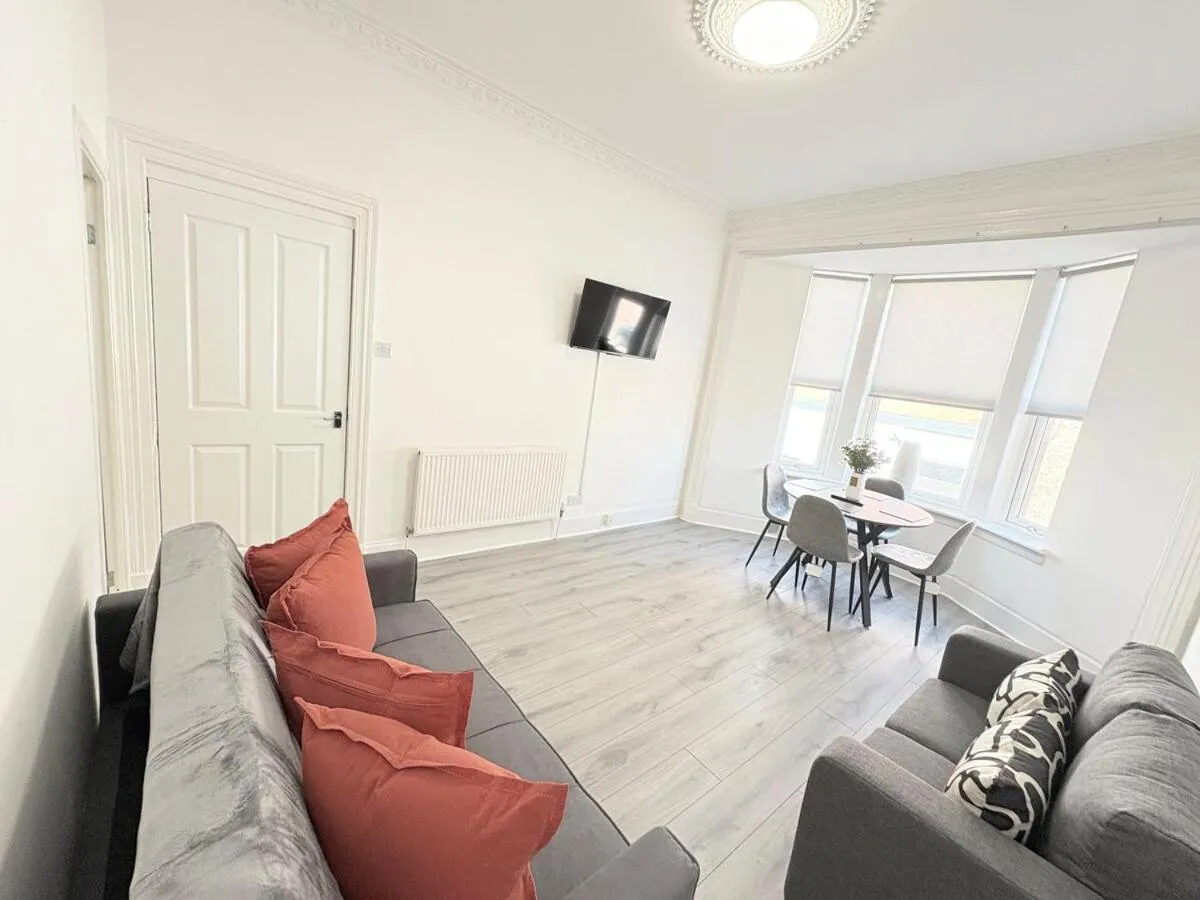 Image 1 of 2Bed Gla Green, Walk Dist City Centre