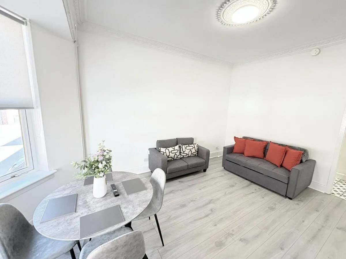 Image 2 of 2Bed Gla Green, Walk Dist City Centre