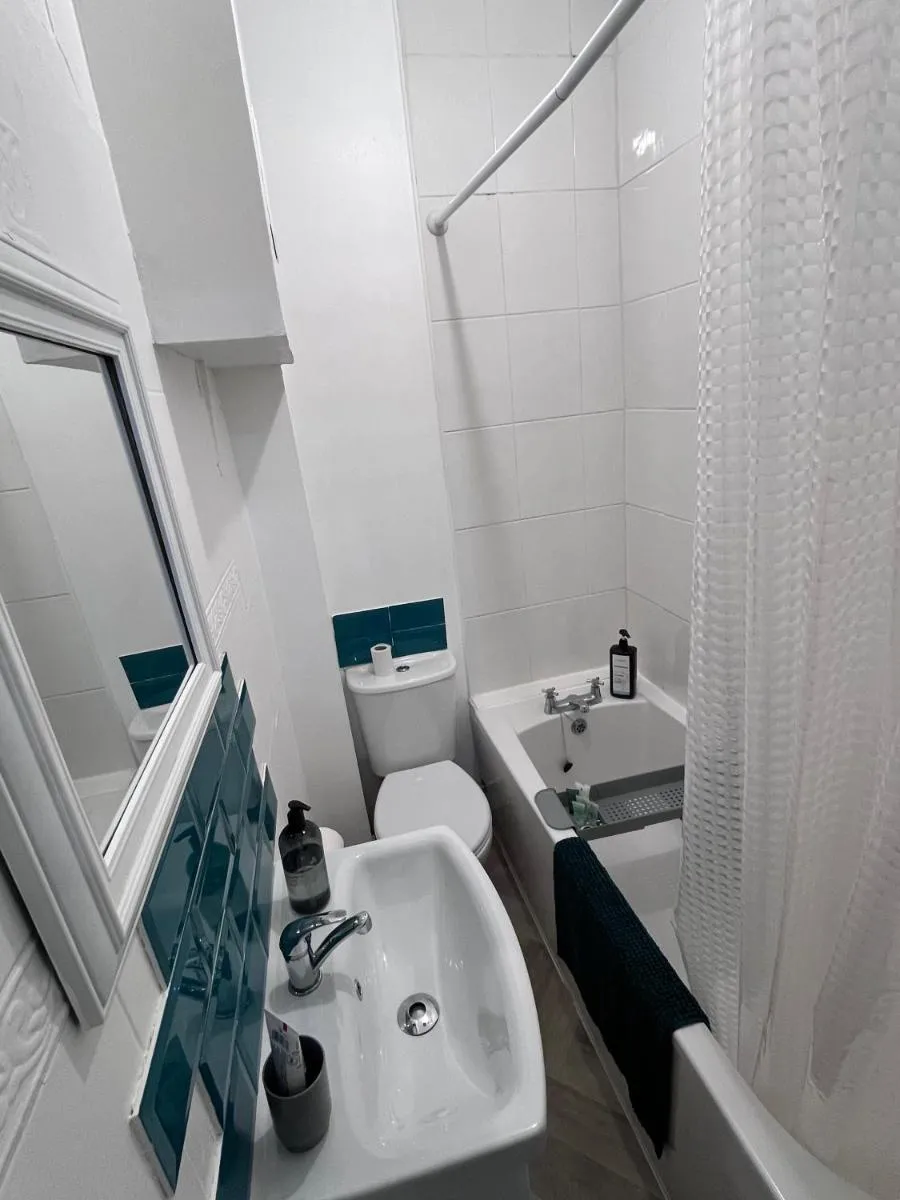 Image 6 of 2 Bed Flat – Street Parking