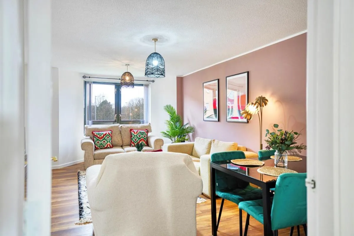 Image 3 of 2 Bedroom Gardens Retreat with Free Parking