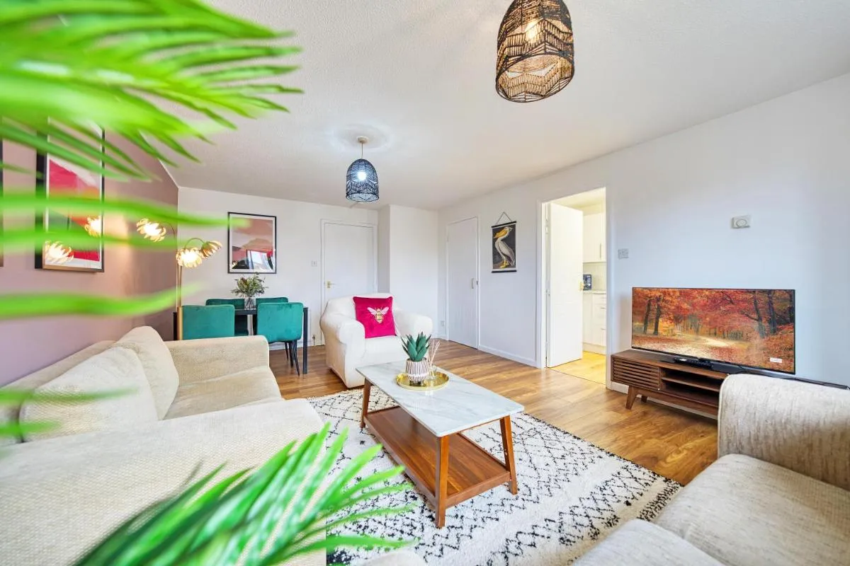 Image 4 of 2 Bedroom Gardens Retreat with Free Parking