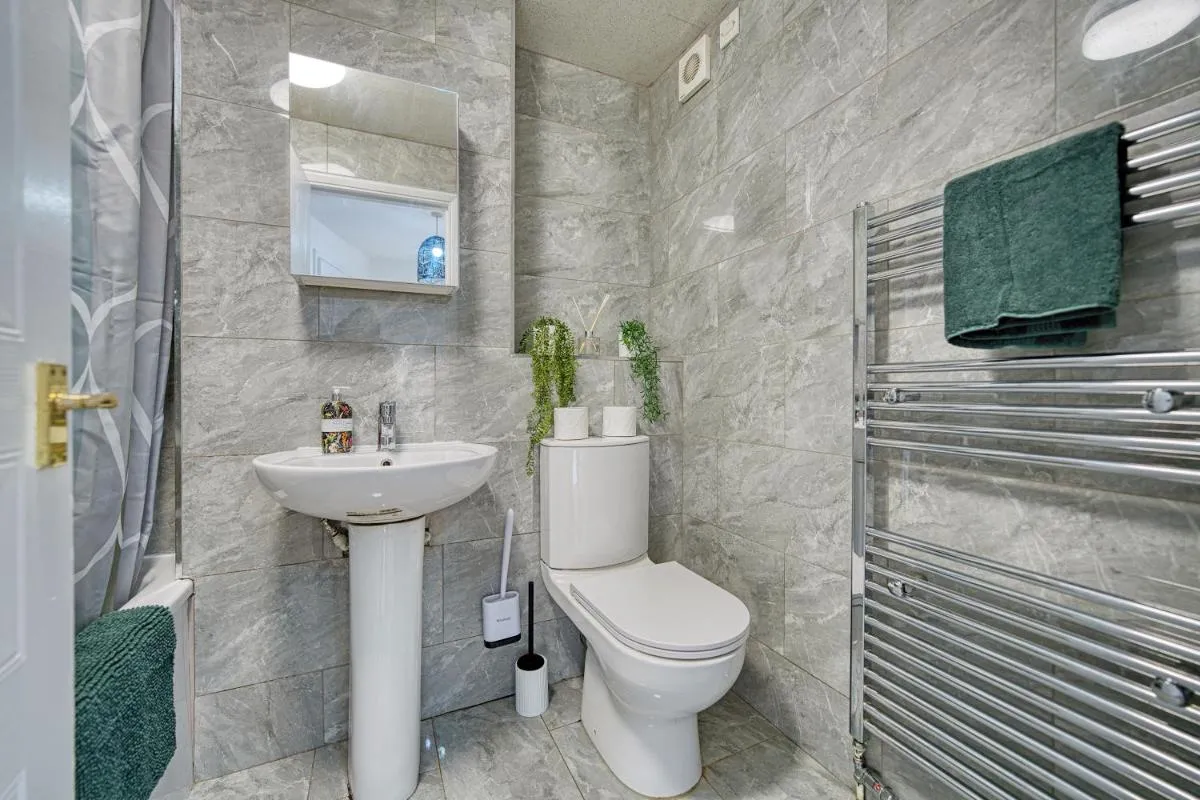 Image 6 of 2 Bedroom Gardens Retreat with Free Parking