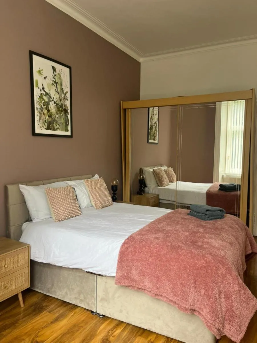 Image 5 of 3BR Apt Near Ibrox Subway Sleeps 7 and Parking