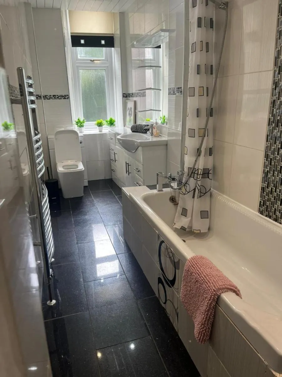 Image 6 of 3BR Apt Near Ibrox Subway Sleeps 7 and Parking