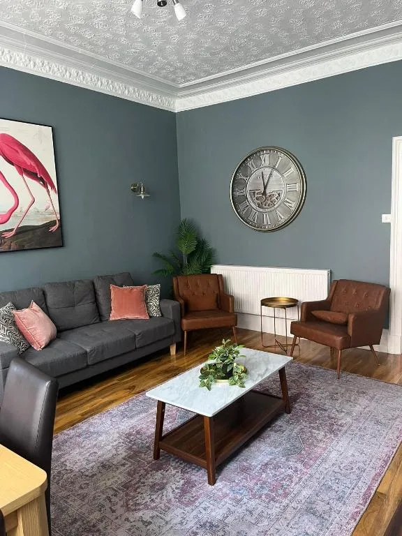 Image of 3BR Apt Near Ibrox Subway Sleeps 7 and Parking