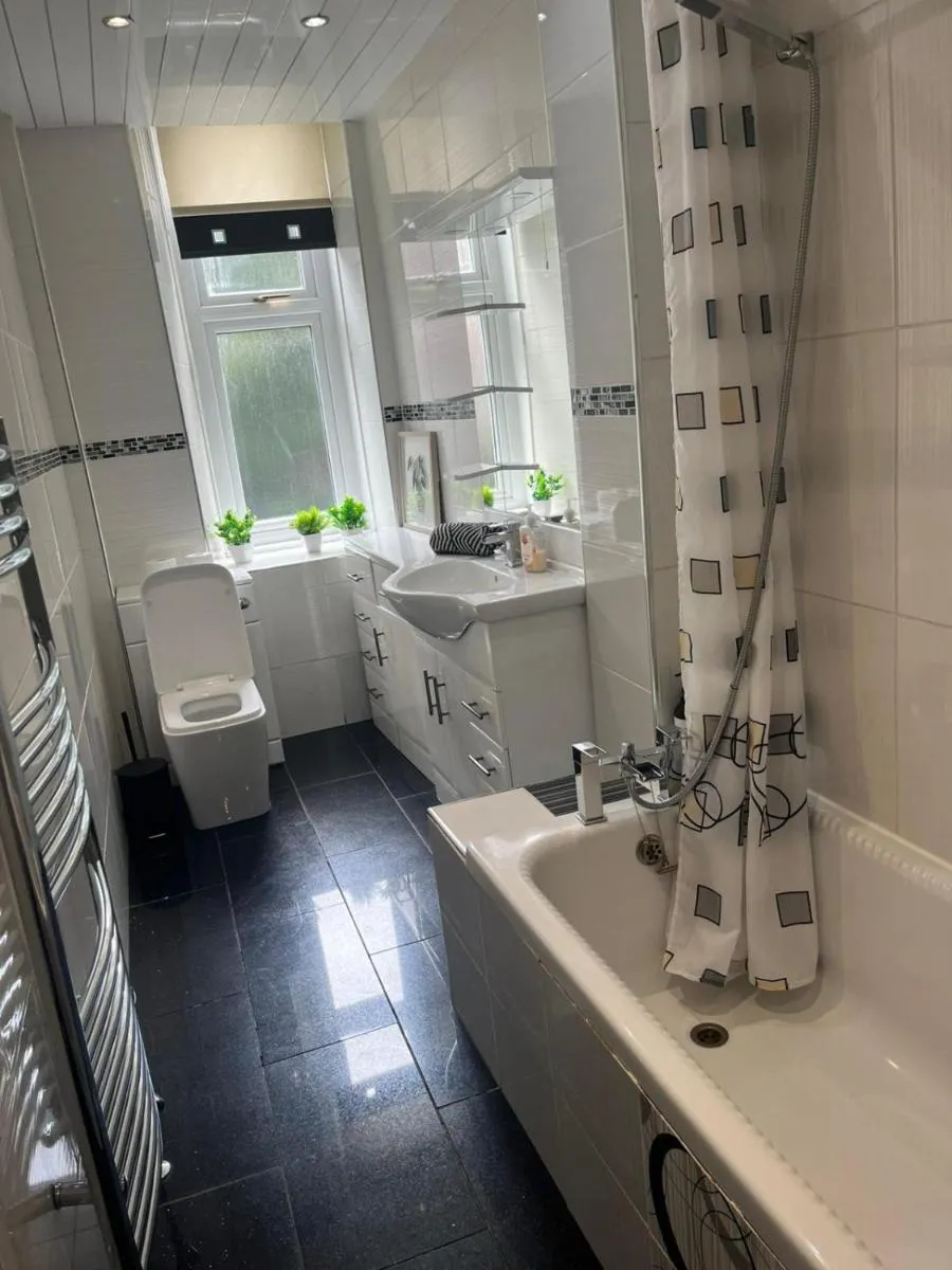 Image 2 of 3BR Apt Near Ibrox Subway Sleeps 7 and Parking