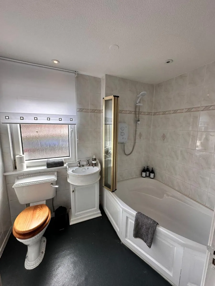 Image 4 of 3BR Flat Sleeps 6 West End Sights Driveway