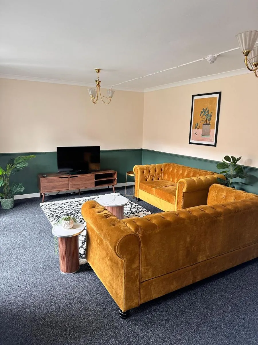 Image 3 of 3BR Flat Sleeps 6 West End Sights Driveway