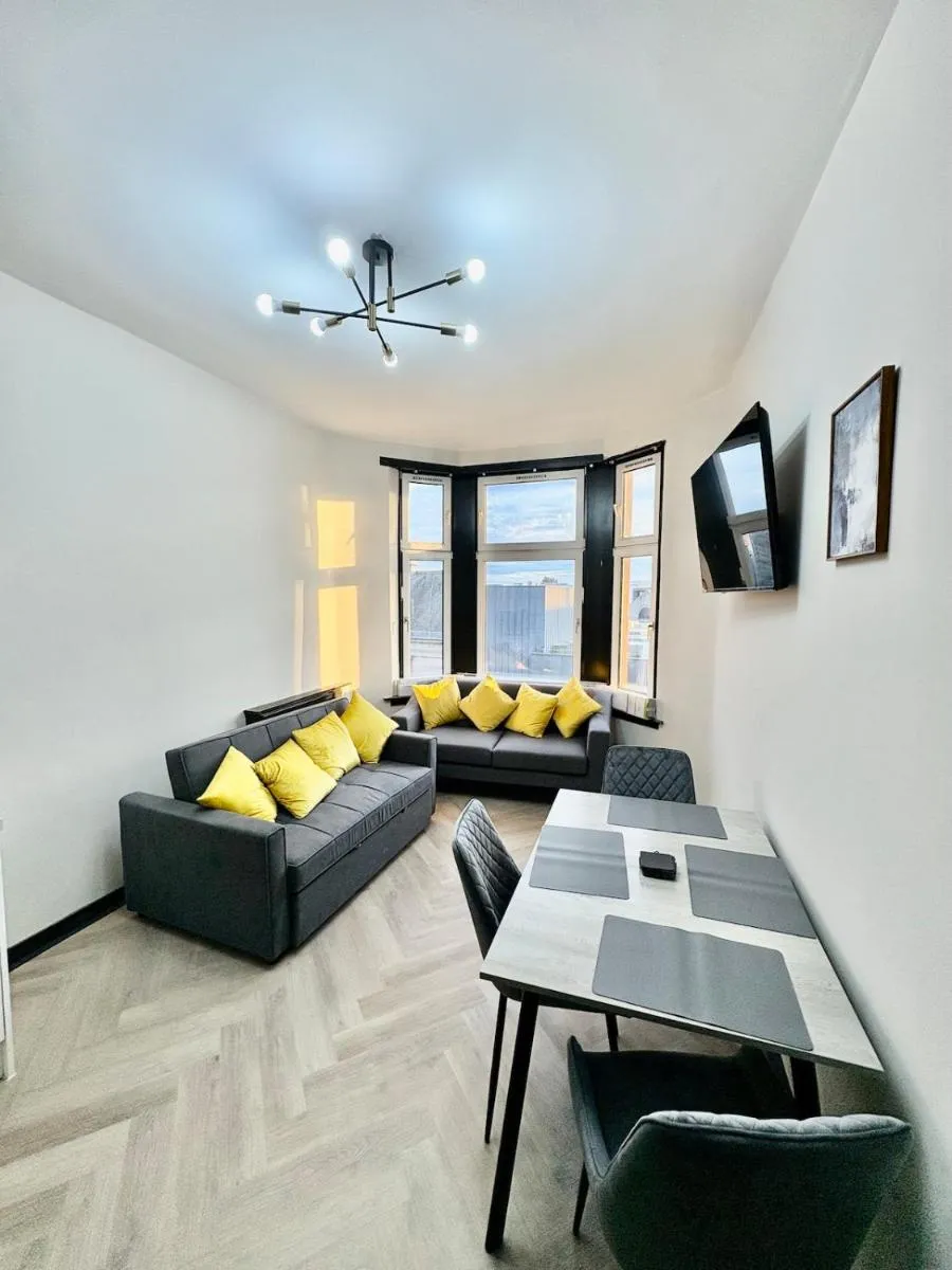 Image 5 of 3BR West End Flat w Free Parking