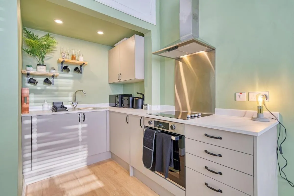 Image 3 of 3-Bed Flat Free Parking 10 Mins to City Centre