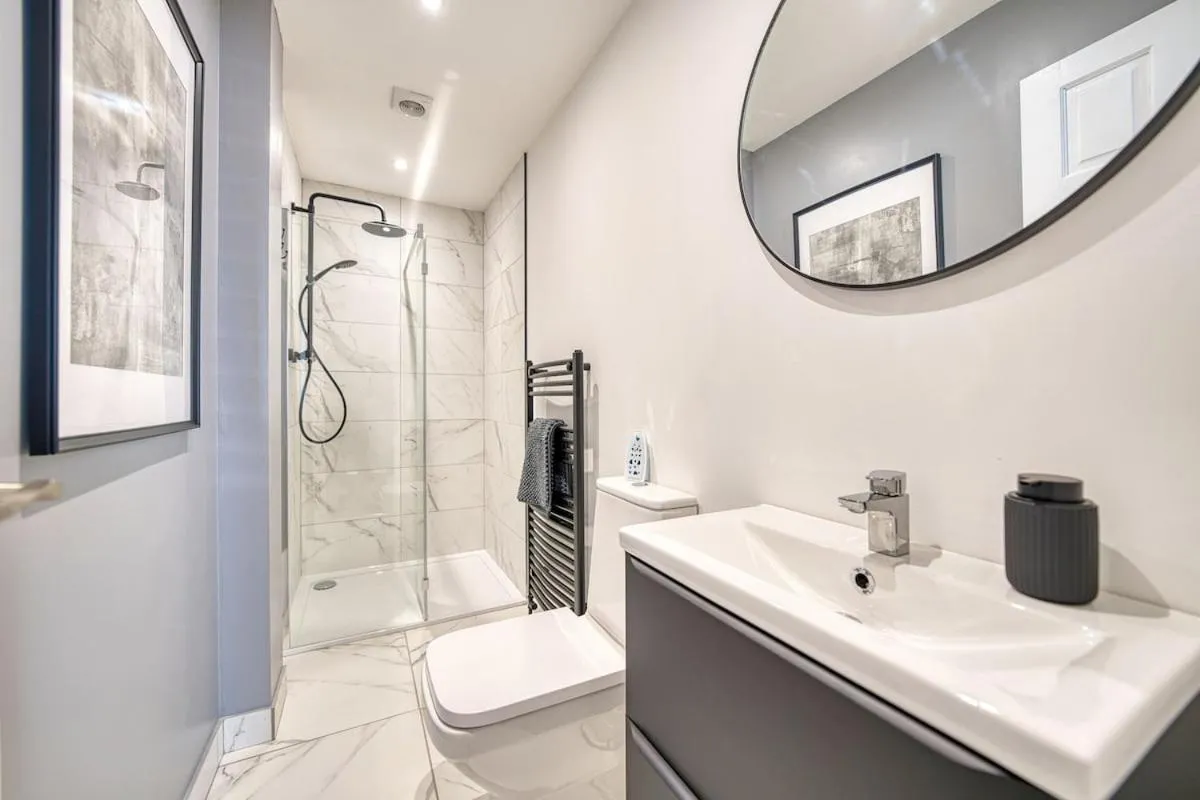 Image 6 of 3-Bed Flat Free Parking 10 Mins to City Centre