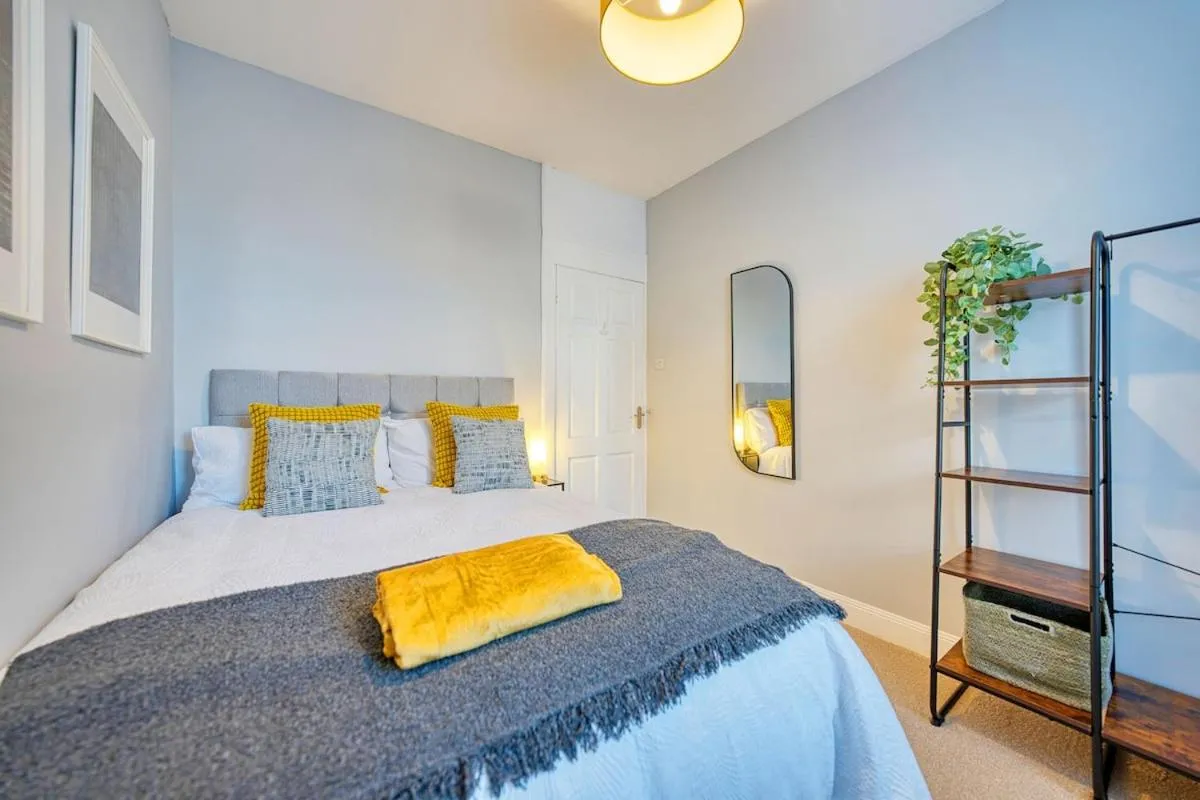 Image 1 of 3-Bed Flat Free Parking 10 Mins to City Centre