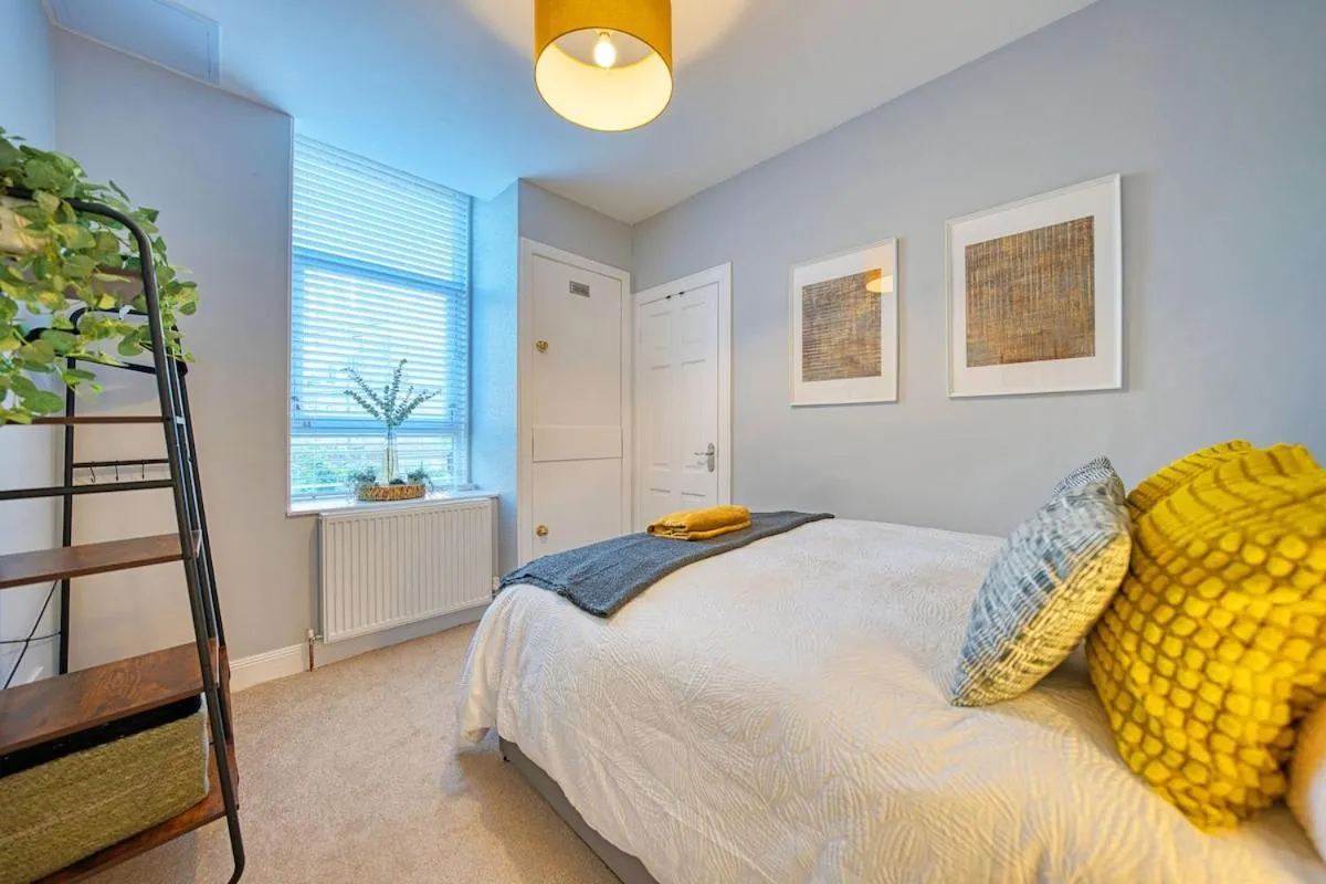 Image 5 of 3-Bed Flat Free Parking 10 Mins to City Centre