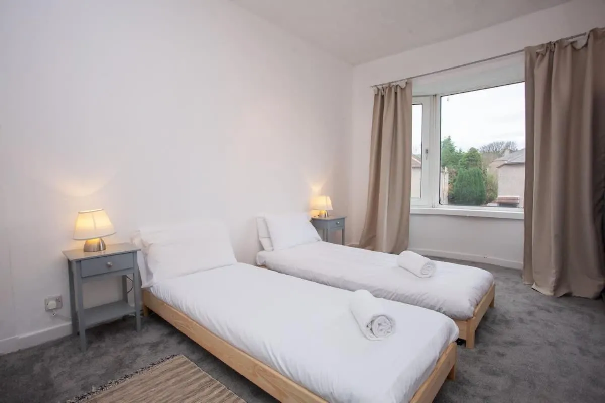 Image 6 of 3 Bed Cottage Flat with Parking