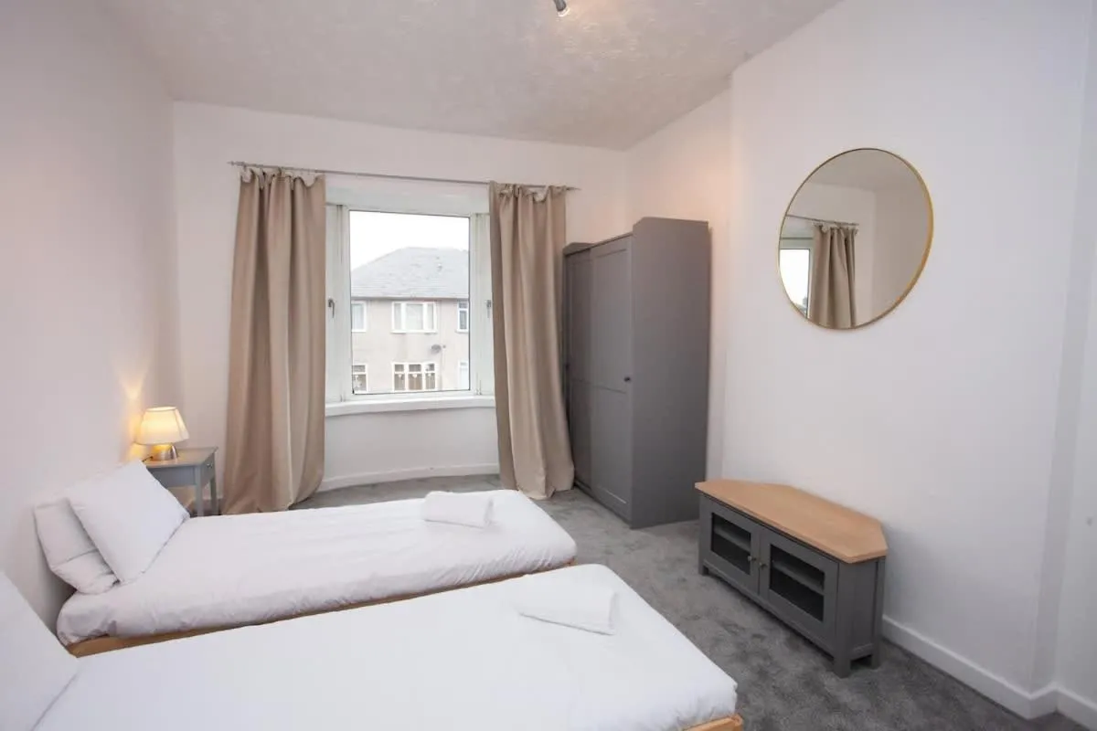 Image 1 of 3 Bed Cottage Flat with Parking