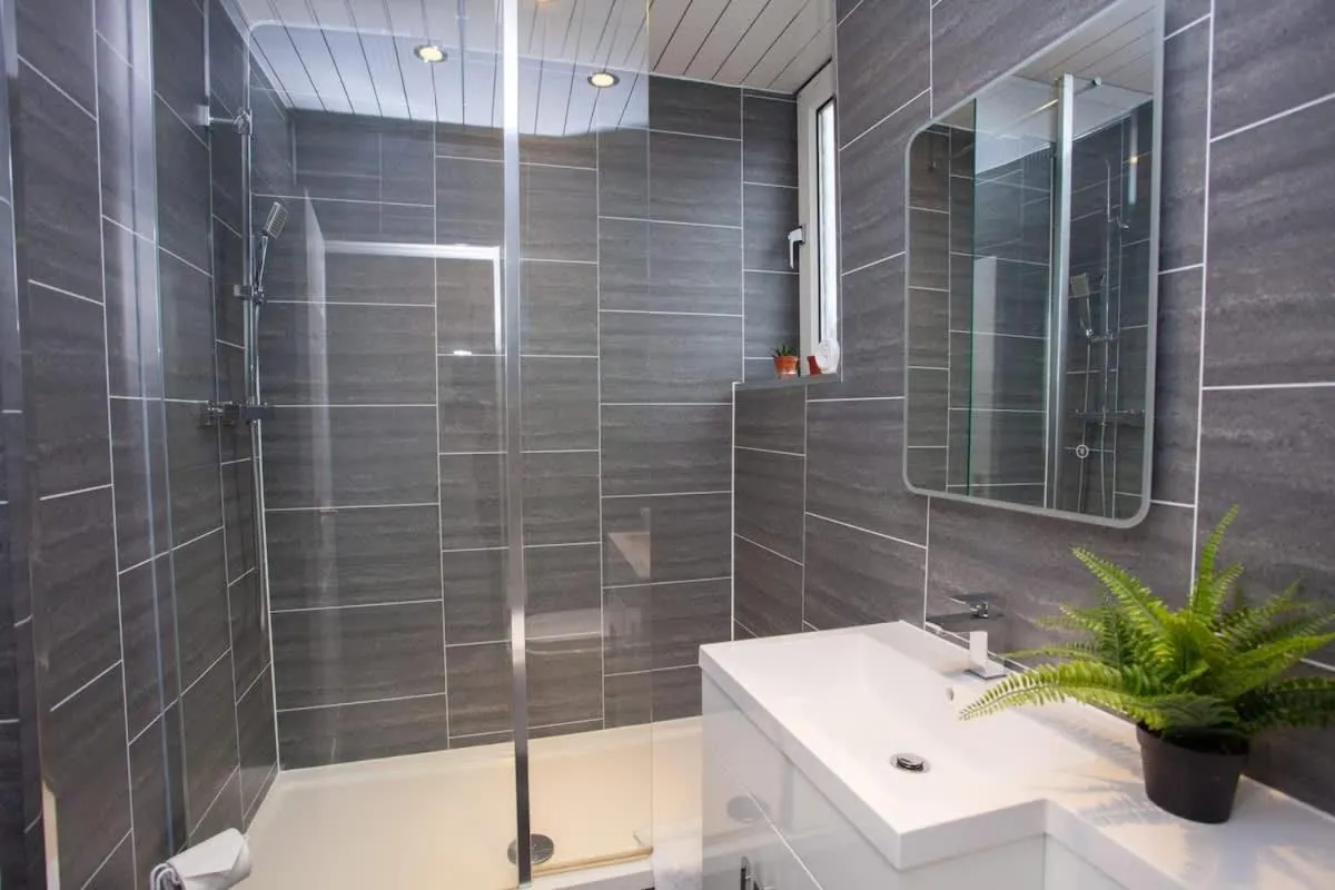 Image 2 of 3 Bed Cottage Flat with Parking