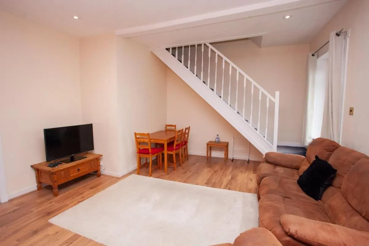 Image 4 of 3 Bed Cottage Flat with Parking