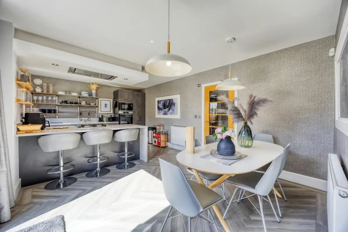 Image 1 of 4 Bed Detached House