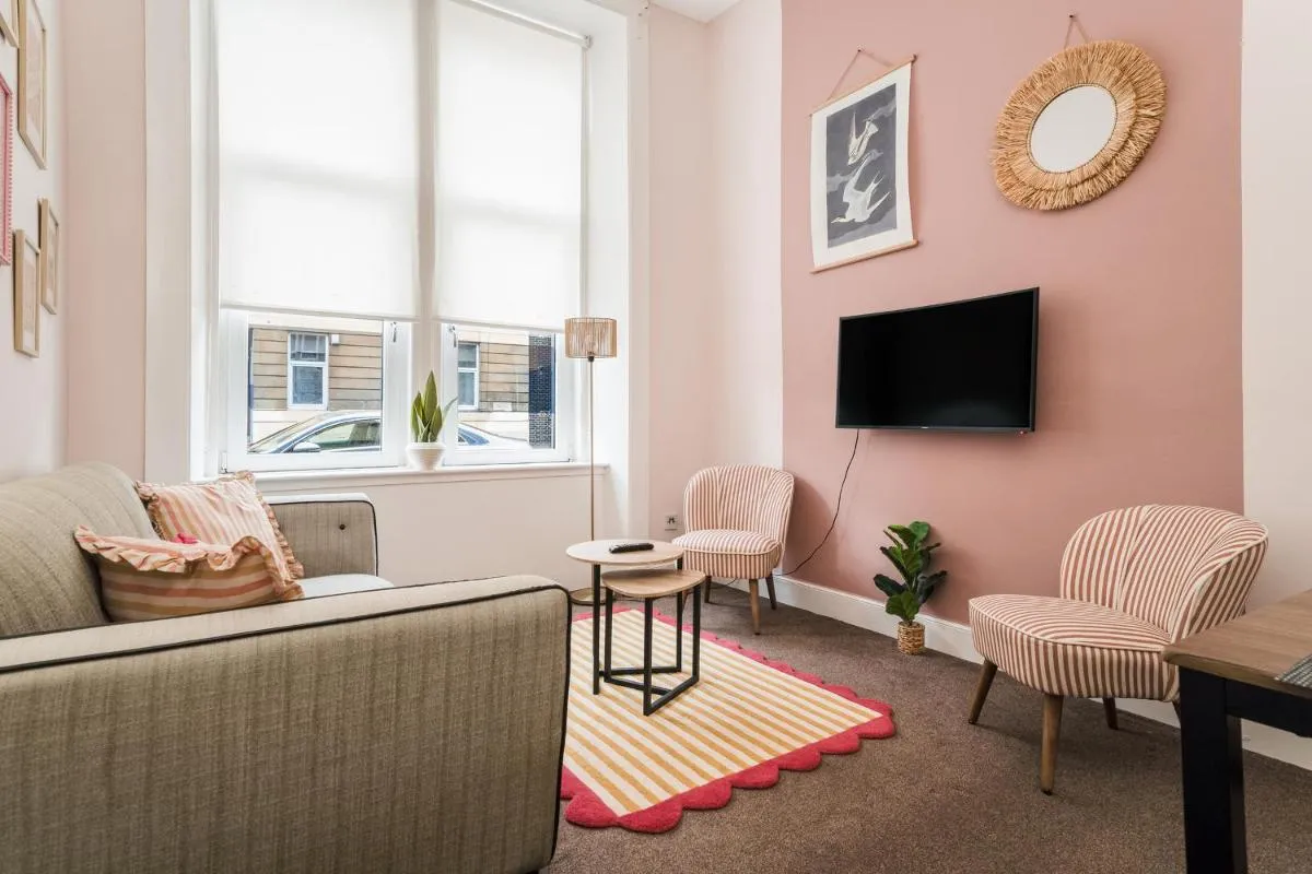 Image 4 of 4 Beds – City Gateway Getaway