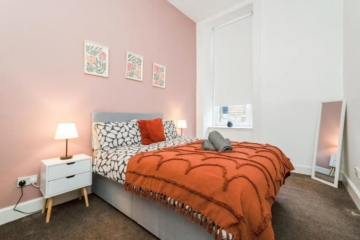 Image 1 of 4 Beds – City Gateway Getaway