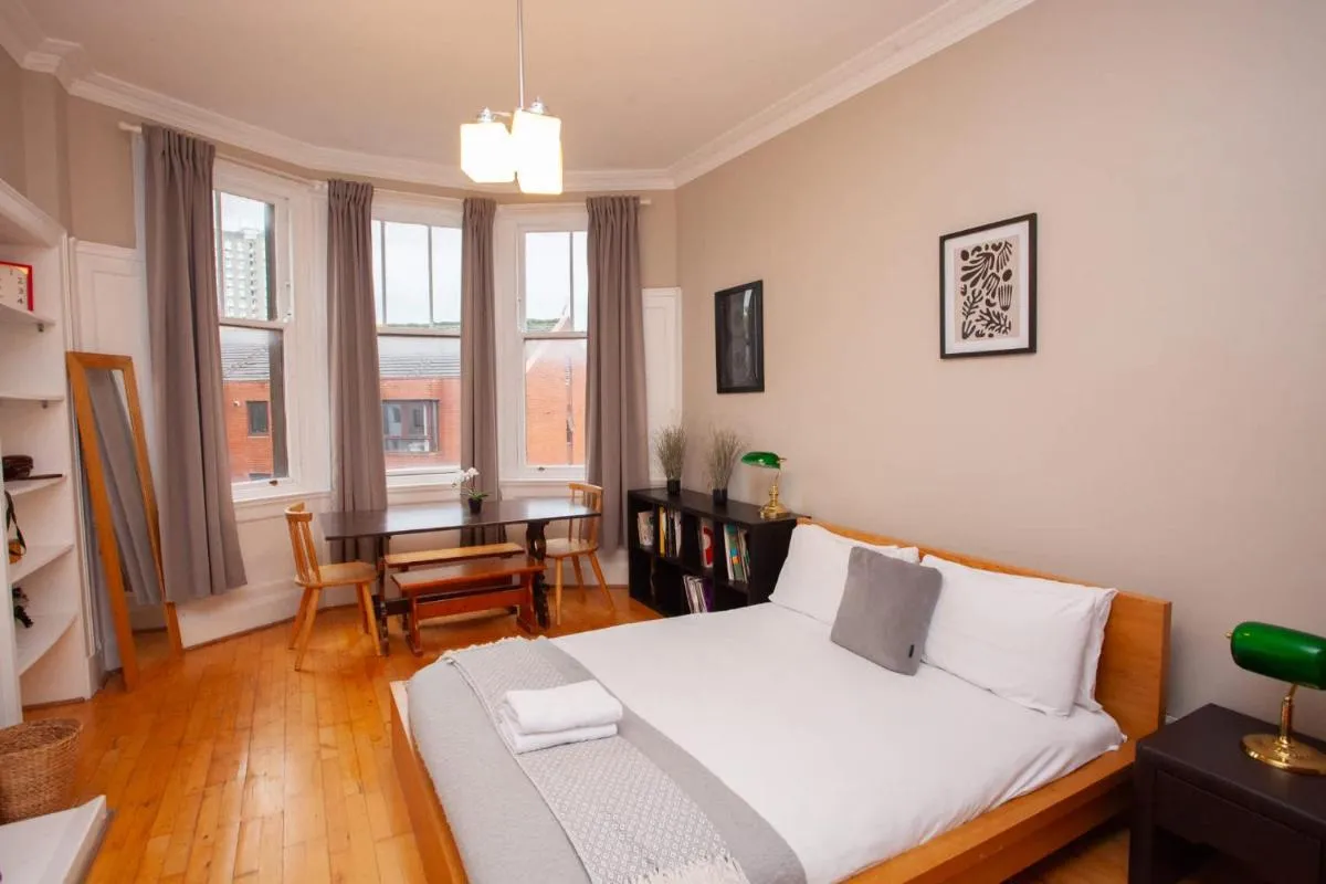 Image 2 of Beautiful 2 Bed Apartment Rose St