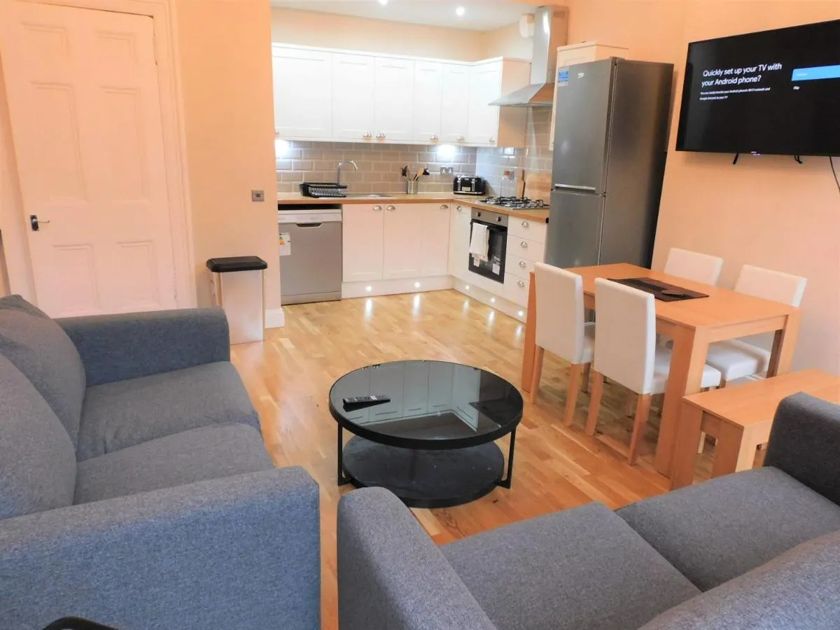 Image 2 of Beautiful 3 bed apt in the City Centre