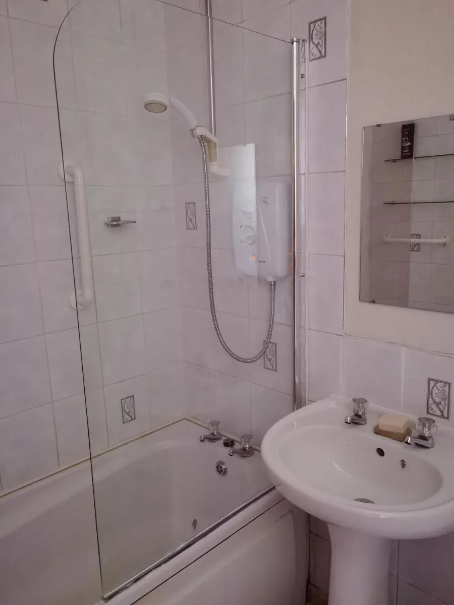 Image 4 of Braid room free parking