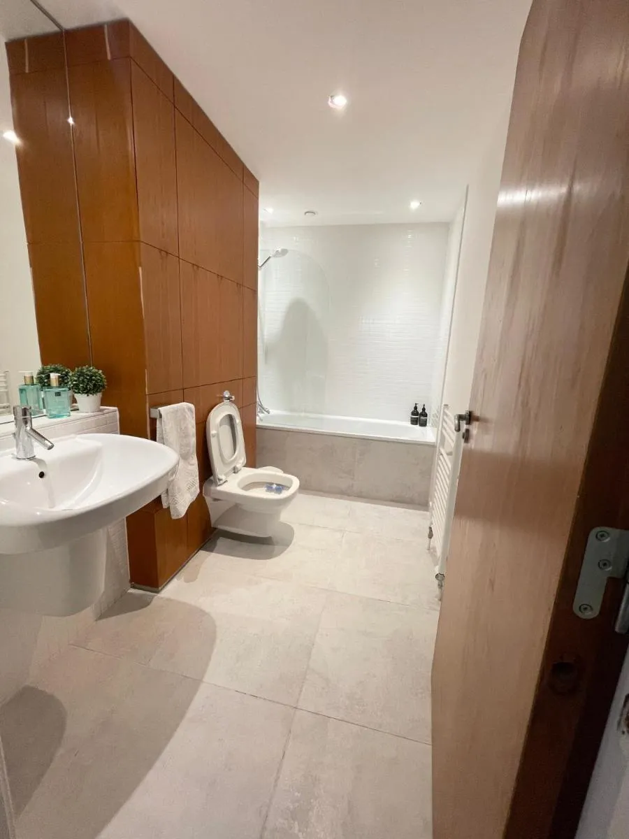 Image 5 of Bright Private Room & Bathroom with Parking – Glasgow West End