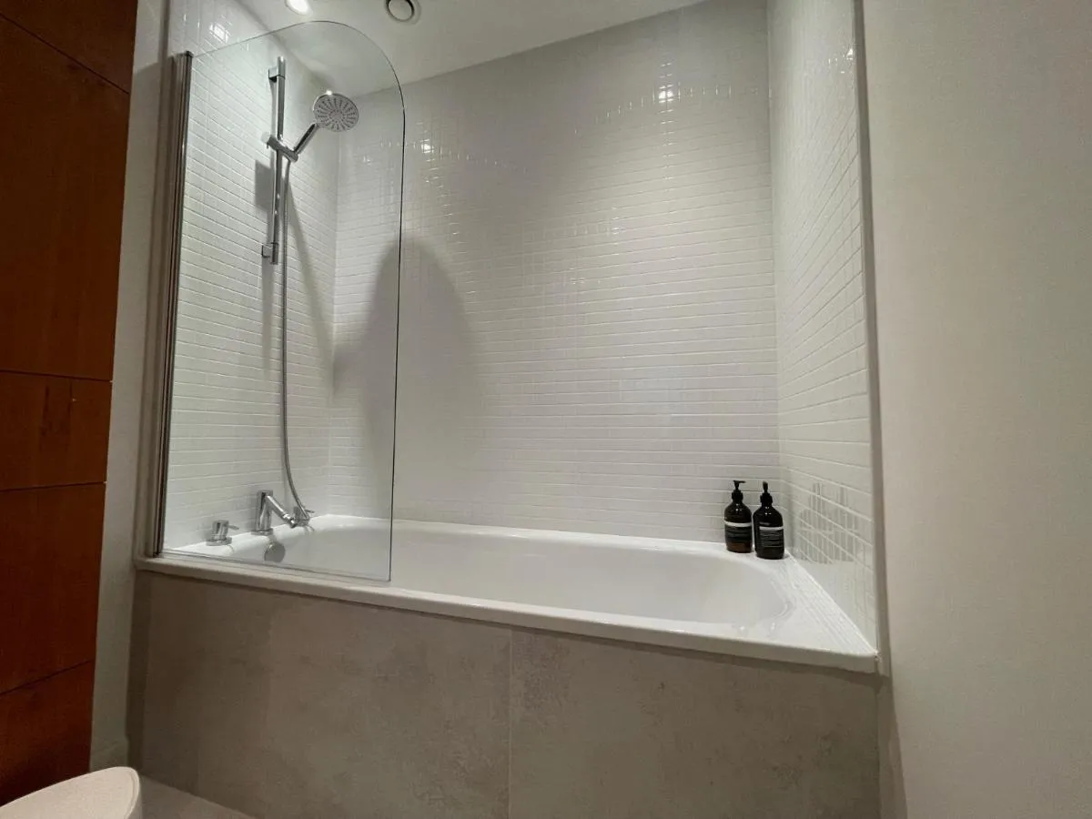 Image 6 of Bright Private Room & Bathroom with Parking – Glasgow West End