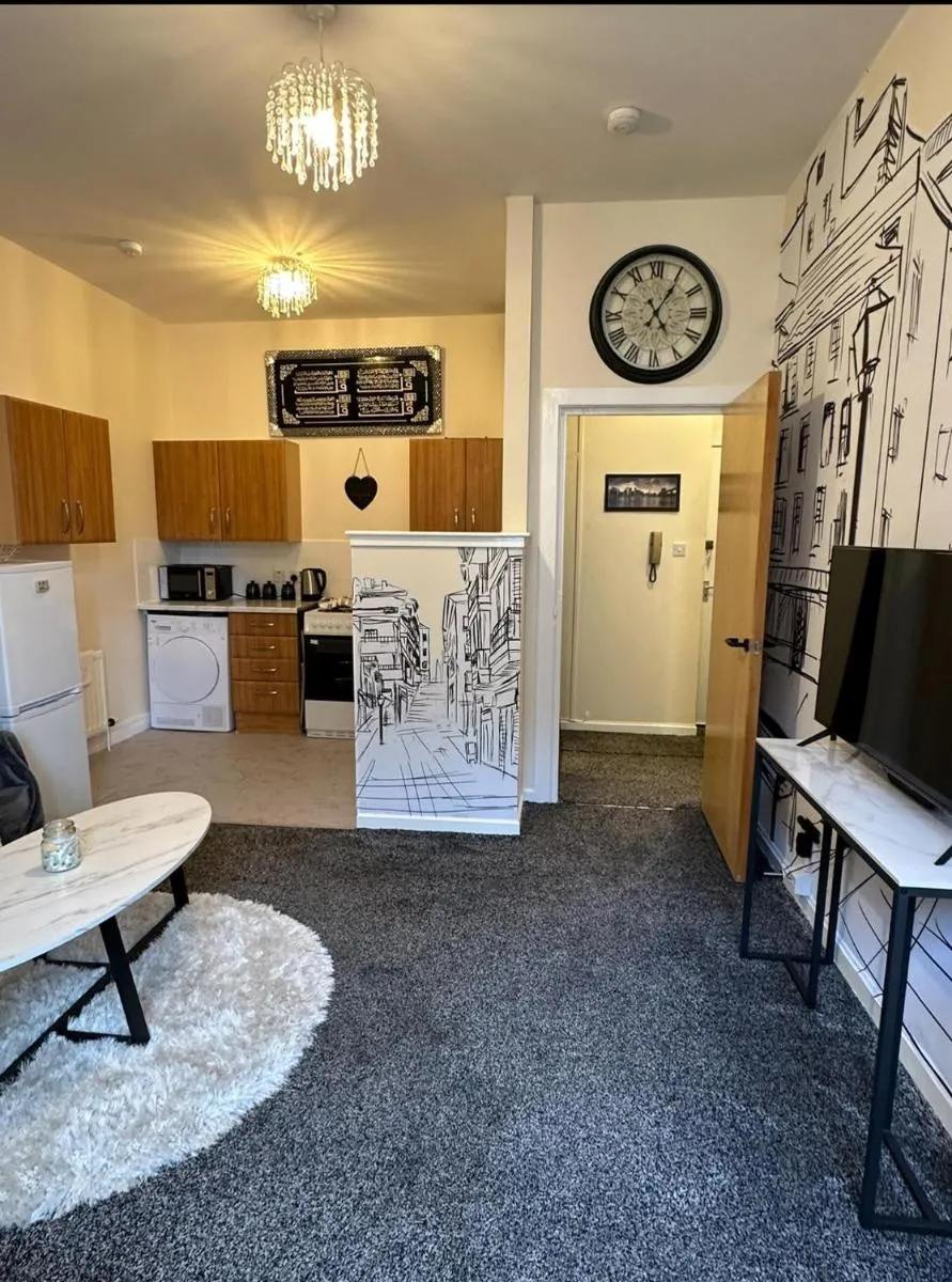 Image 3 of Central Glasgow Apartment – Sleeps 2 & Kitchen