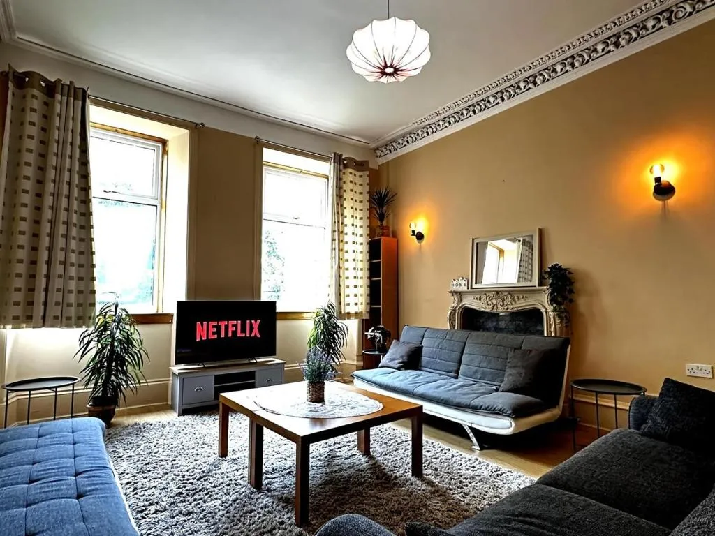 Image of Cheerful 5 Bedroom House Close to Central West End and Parking