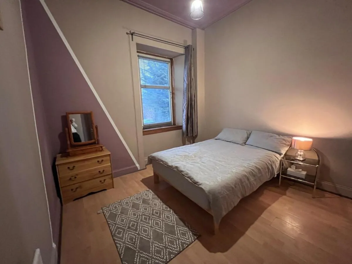 Image 6 of Cheerful 5 Bedroom House Close to Central West End and Parking