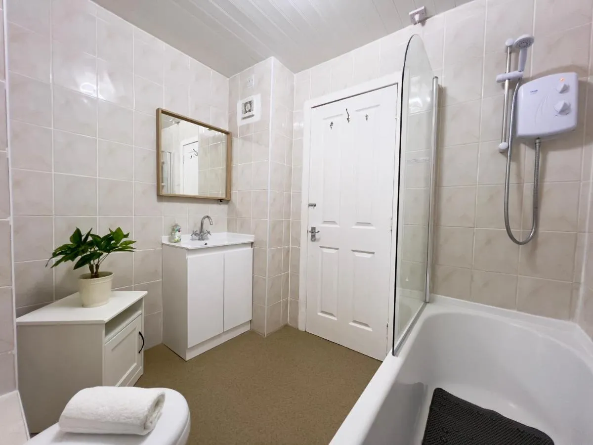 Image 1 of Chic & Cozy 2-Bed Flat in Glasgow – Free Parking